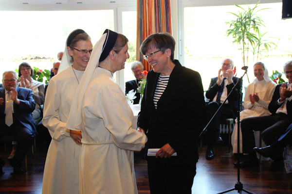Regierungspräsidentin von Oberfranken Frau Piwernetz gratuliert Priorin Sr. Birgit-Marie
